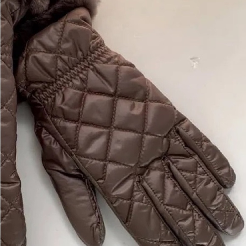 Strmy gry UGG quilted gloves. New with tags